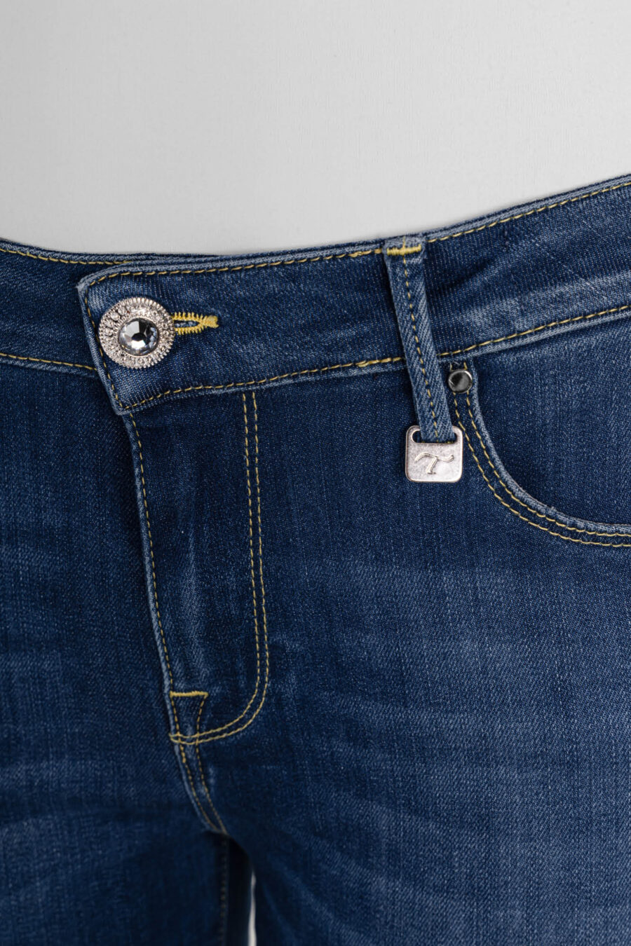 BIANCA CAPRI SKINNY JEANS IN MEDIUM BLUE STRETCH DENIM - Image 9