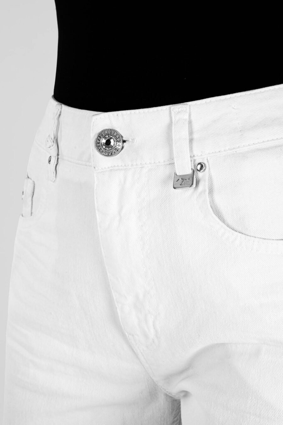 PANTALONE MONICA FLARE CUT FLARE IN BULL DI COTONE BIANCO - immagine 10