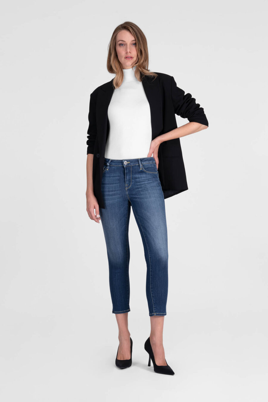 BIANCA CAPRI SKINNY JEANS IN MEDIUM BLUE STRETCH DENIM - Image 2