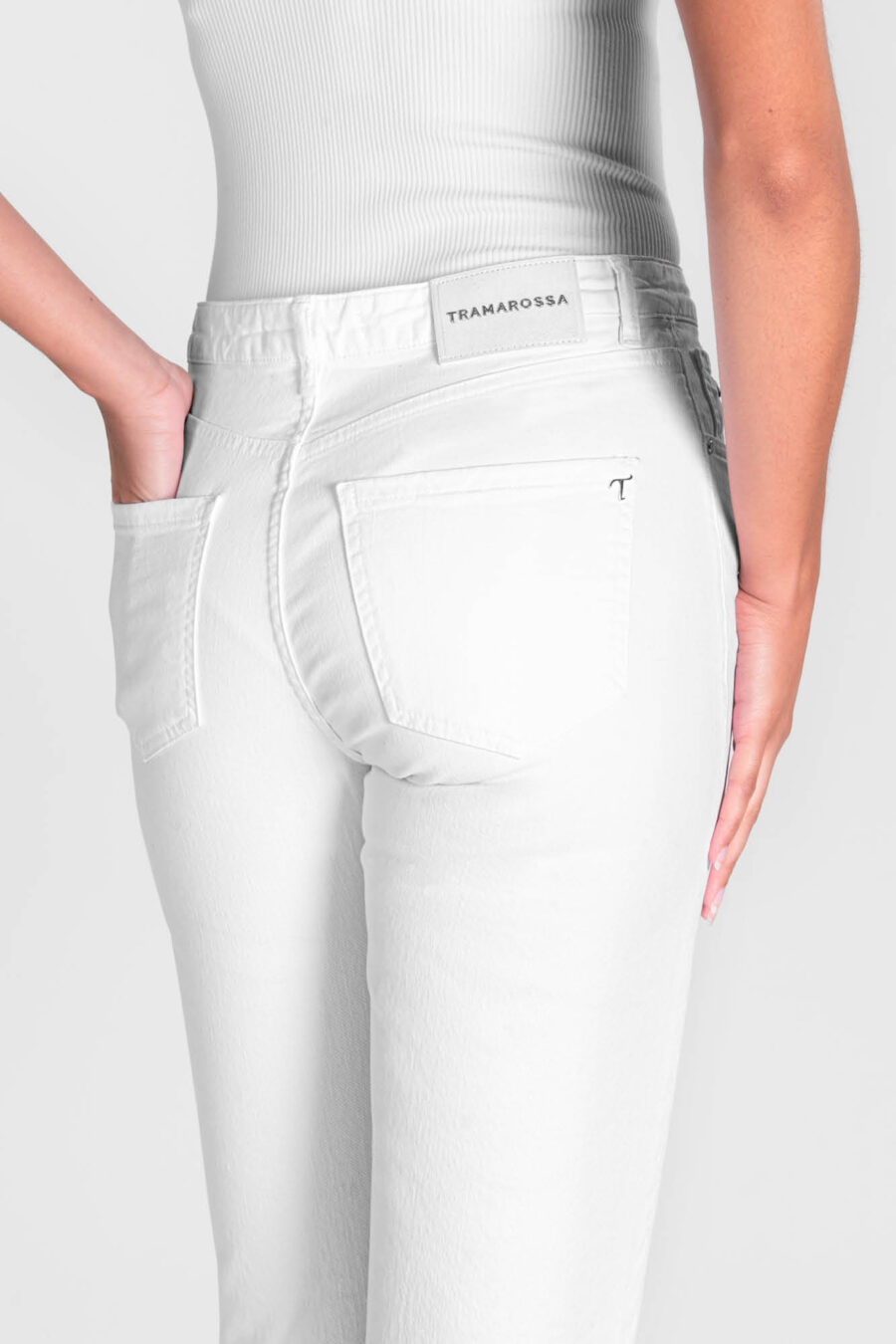 PANTALONE MONICA FLARE CUT FLARE IN BULL DI COTONE BIANCO - immagine 4