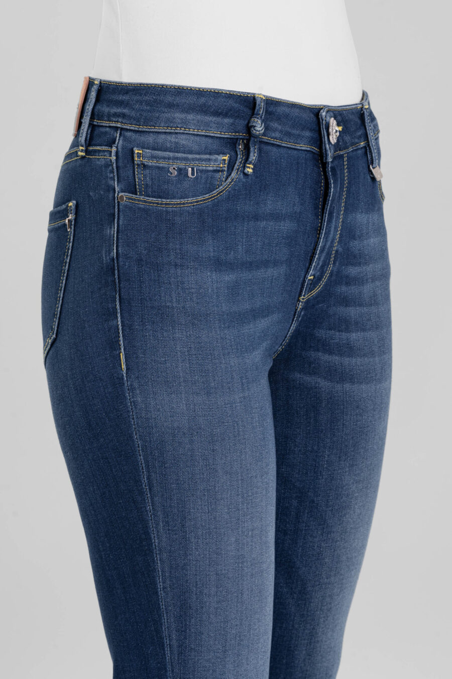 BIANCA CAPRI SKINNY JEANS IN MEDIUM BLUE STRETCH DENIM - Image 8