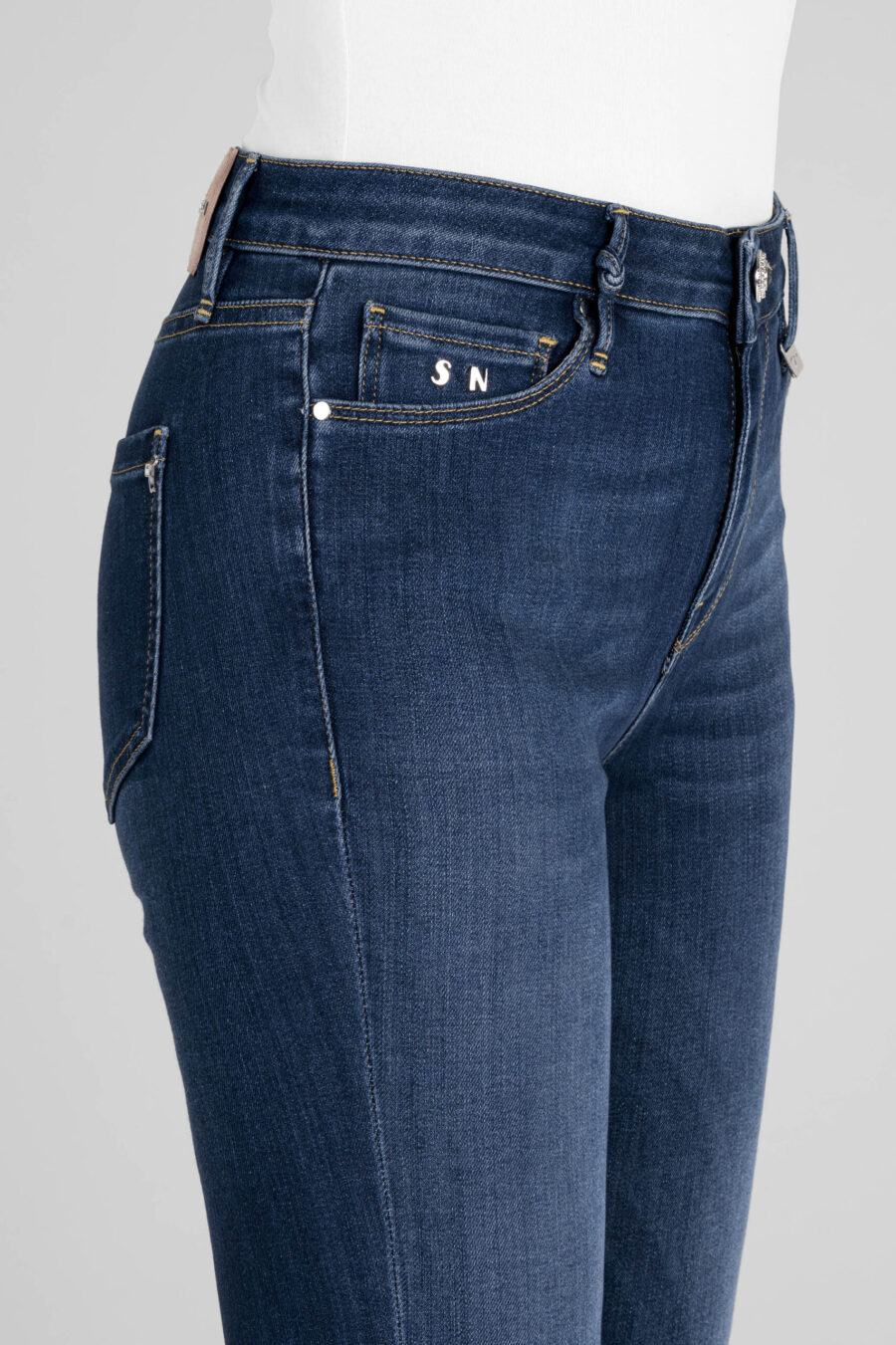 BIANCA FLARE CUT JEANS IN MEDIUM BLUE STRETCH DENIM - Image 8